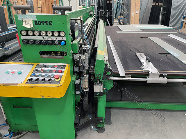 CUTTING TABLE FOR LAMINATED GLASS BOTTERO